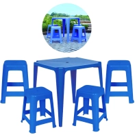 Kit Uma Mesa Quadrada + 4 Banquetas em Plstico Azul Empilhvel